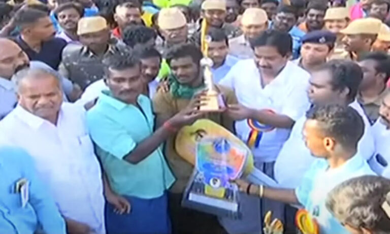 பாலமேடு ஜல்லிக்கட்டு நிறைவு: 23 காளைகளை அடக்கிய தமிழரசனுக்கு கார் பரிசு பாலமேடு ஜல்லிக்கட்டு நிறைவு: 23 காளைகளை அடக்கிய தமிழரசனுக்கு கார் பரிசு