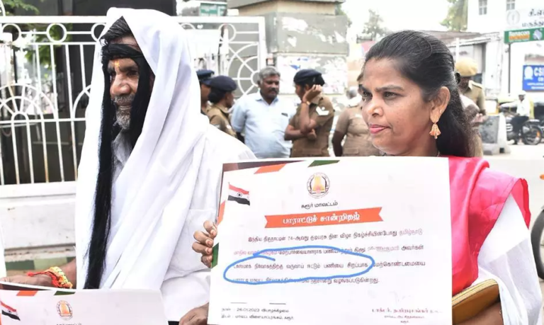 ஈரோடு இடைத்தேர்தல்: விதவை கோலத்தில் மனுதாக்கல் செய்ய வந்த சுயேட்சை வேட்பாளர் ஈரோடு இடைத்தேர்தல்: விதவை கோலத்தில் மனுதாக்கல் செய்ய வந்த சுயேட்சை வேட்பாளர்