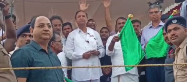 தேஐஸ் அதிவிரைவு ரெயில் இனி தாம்பரத்தில் நின்று செல்லும் : தொடங்கி வைத்த எல்.முருகன், டி.ஆர்.பாலு தேஐஸ் அதிவிரைவு ரெயில் இனி தாம்பரத்தில் நின்று செல்லும் : தொடங்கி வைத்த எல்.முருகன், டி.ஆர்.பாலு