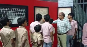 alameen hm sheik nabi explaining photos