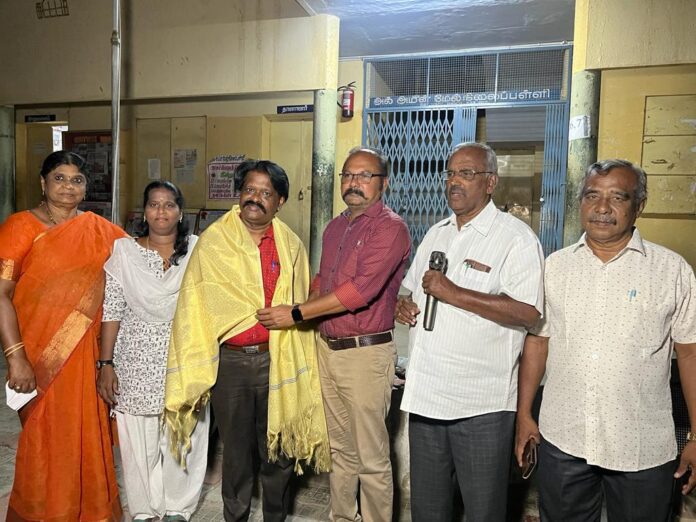 சு.கிருஷ்ணனுக்கு பொன்னாடை அணிவித்தார் தலைமை ஆசிரியர் ஷேக் நபி