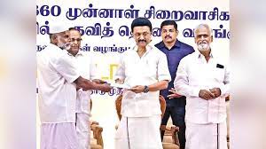 தமிழ்நாட்டில் 660 முன்னாள் சிறைவாசிகள் சுயதொழில் தொடங்க ரூ.3.30 கோடிக்கான காசோலைகளை வழங்கினார் முதலமைச்சர் மு.க.ஸ்டாலின் தமிழ்நாட்டில் 660 முன்னாள் சிறைவாசிகள் சுயதொழில் தொடங்க ரூ.3.30 கோடிக்கான காசோலைகளை வழங்கினார் முதலமைச்சர் மு.க.ஸ்டாலின்