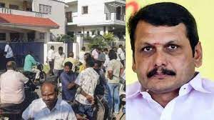 வருமான வரித்துறை சோதனை : கோவையில் 2-வது நாளாக 7 இடங்களில் அதிகாரிகள் சோதனை வருமான வரித்துறை சோதனை : கோவையில் 2-வது நாளாக 7 இடங்களில் அதிகாரிகள் சோதனை