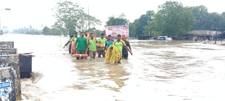 விழுப்புரம் மாவட்டத்தில் 240 கிராமங்கள் நீரில் மூழ்கியுள்ளது – மாவட்ட நிர்வாகம் அறிவிப்பு விழுப்புரம் மாவட்டத்தில் 240 கிராமங்கள் நீரில் மூழ்கியுள்ளது – மாவட்ட நிர்வாகம் அறிவிப்பு
