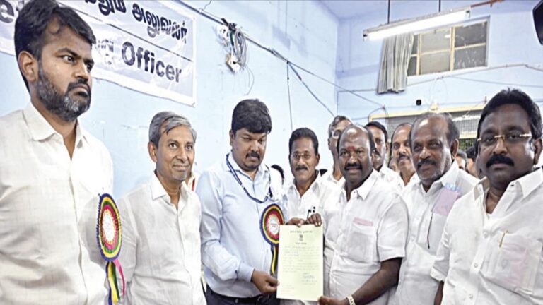 ஈரோடு கிழக்கு இடைத்தேர்தல்: தி.மு.க. வேட்பாளர் வெற்றி சான்றிதழை பெற்றார் தி.மு.க. வேட்பாளர் ஈரோடு கிழக்கு இடைத்தேர்தல்: தி.மு.க. வேட்பாளர் வெற்றி சான்றிதழை பெற்றார் தி.மு.க. வேட்பாளர்