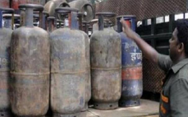 வணிக பயன்பாட்டுக்கான எரிவாயு சிலிண்டரின் விலை குறைப்பு வணிக பயன்பாட்டுக்கான எரிவாயு சிலிண்டரின் விலை குறைப்பு