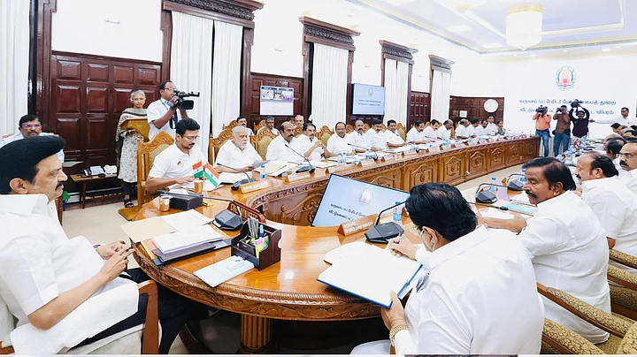 தமிழகத்தில் 19 ஆயிரம் பேருக்கு வேலைவாய்ப்பு : ரூ.7,375 கோடி புதிய முதலீடு தமிழகத்தில் 19 ஆயிரம் பேருக்கு வேலைவாய்ப்பு : ரூ.7,375 கோடி புதிய முதலீடு