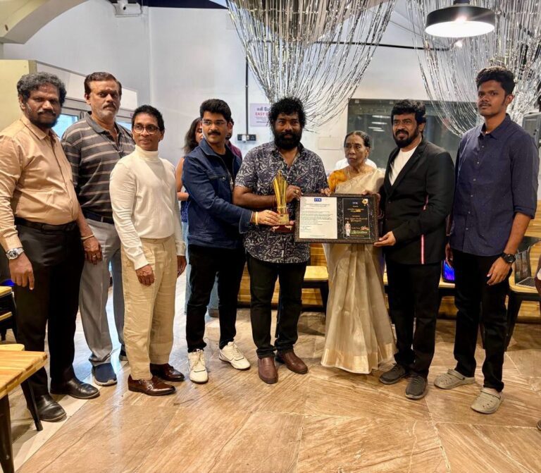 இயக்குநர் நந்தா பெரியசாமிக்கு ‘பேனா முனை’ விருது : ஐ.டி. கே. நிறுவனம் வழங்கி கவுரவிப்பு இயக்குநர் நந்தா பெரியசாமிக்கு ‘பேனா முனை’ விருது : ஐ.டி. கே. நிறுவனம் வழங்கி கவுரவிப்பு