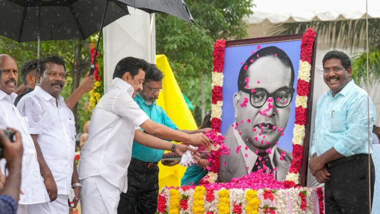 சமத்துவ நாள் விழா : அம்பேத்கர் சிலைக்கு மாலை அணிவித்து வணங்கினார் முதல்-அமைச்சர் மு.க.ஸ்டாலின் சமத்துவ நாள் விழா : அம்பேத்கர் சிலைக்கு மாலை அணிவித்து வணங்கினார் முதல்-அமைச்சர் மு.க.ஸ்டாலின்