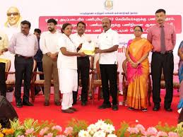 ஒப்​பந்த அடிப்​படை​யில் பணி​யாற்​றிய 831 செவிலியர்​களுக்கு பணி நிரந்தர ஆணை – சுகா​தா​ரத் ​துறை அமைச்​சர் வழங்​கி​னார்