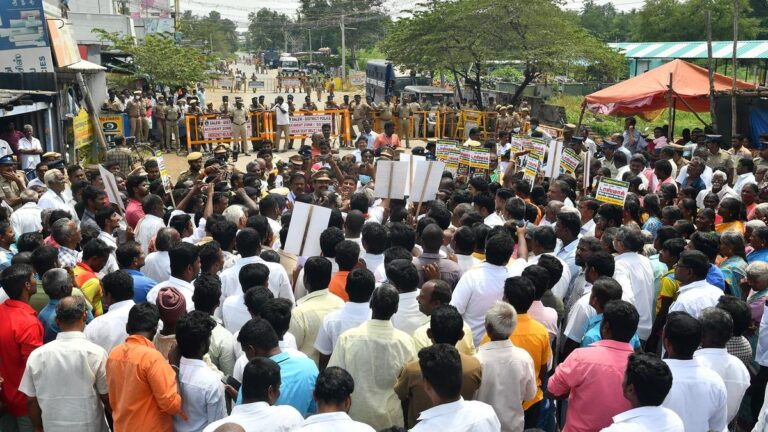 தலை​மைச் செயல​கம் முற்​றுகை போராட்​டத்​தில் ஈடு​பட முயன்ற டாஸ்மாக் பணி​யாளர்​கள் கைது